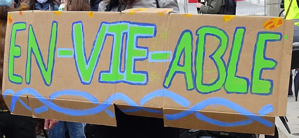 Pancarta con el texto «En-vie-able», fotografiada en Genève, Suiza.
