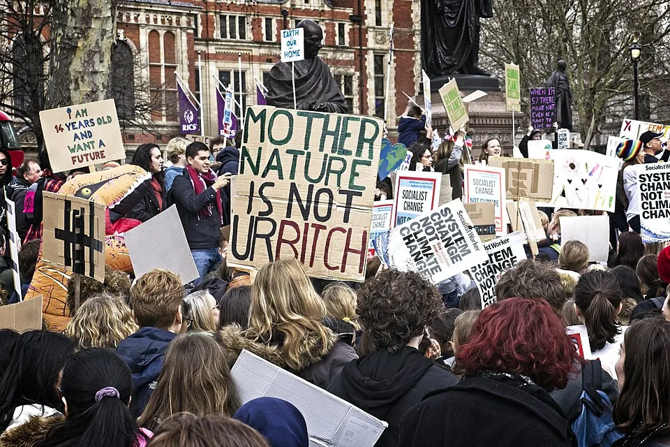 Pancarta con el texto «Mother Nature is not ur bitch», fotografiada en London, Reino Unido.