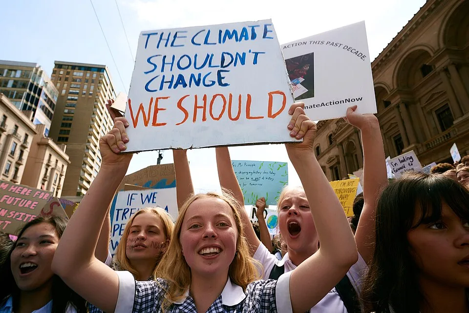 Pancarta con el texto «The climate shouldn't change. We should.», fotografiada en Melbourne, Australia.