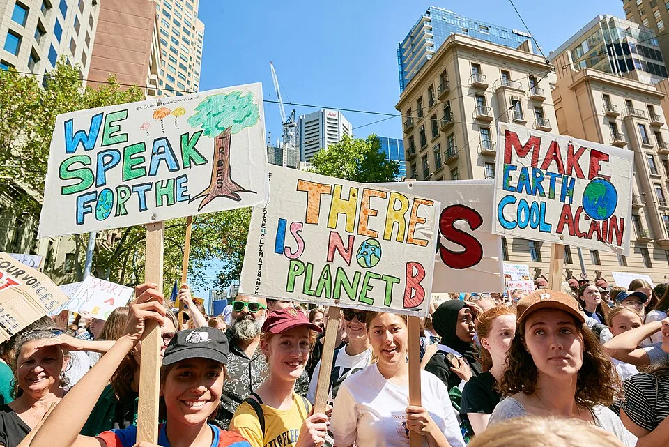 Pancarta con el texto «Make Earth cool again», fotografiada en Melbourne, Australia.