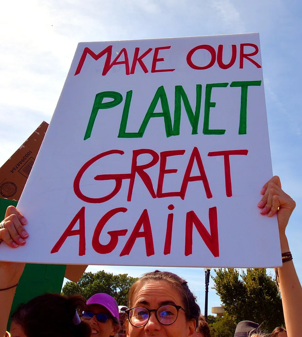 Pancarta de protesta que dice «Make our planet great again»