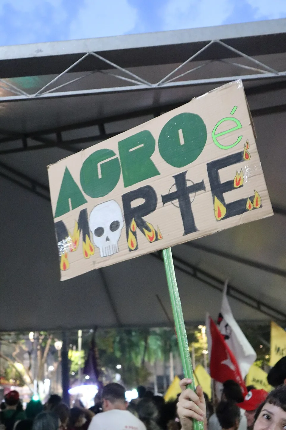 Pancarta de protesta que dice «Agro é morte»