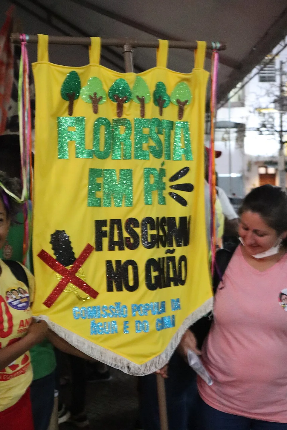 Pancarta de protesta que dice «Floresta em pé, fascismo no chão»