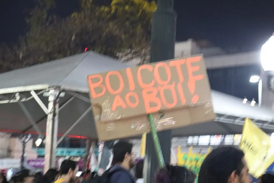 Pancarta de protesta que dice «Boicote ao bife»