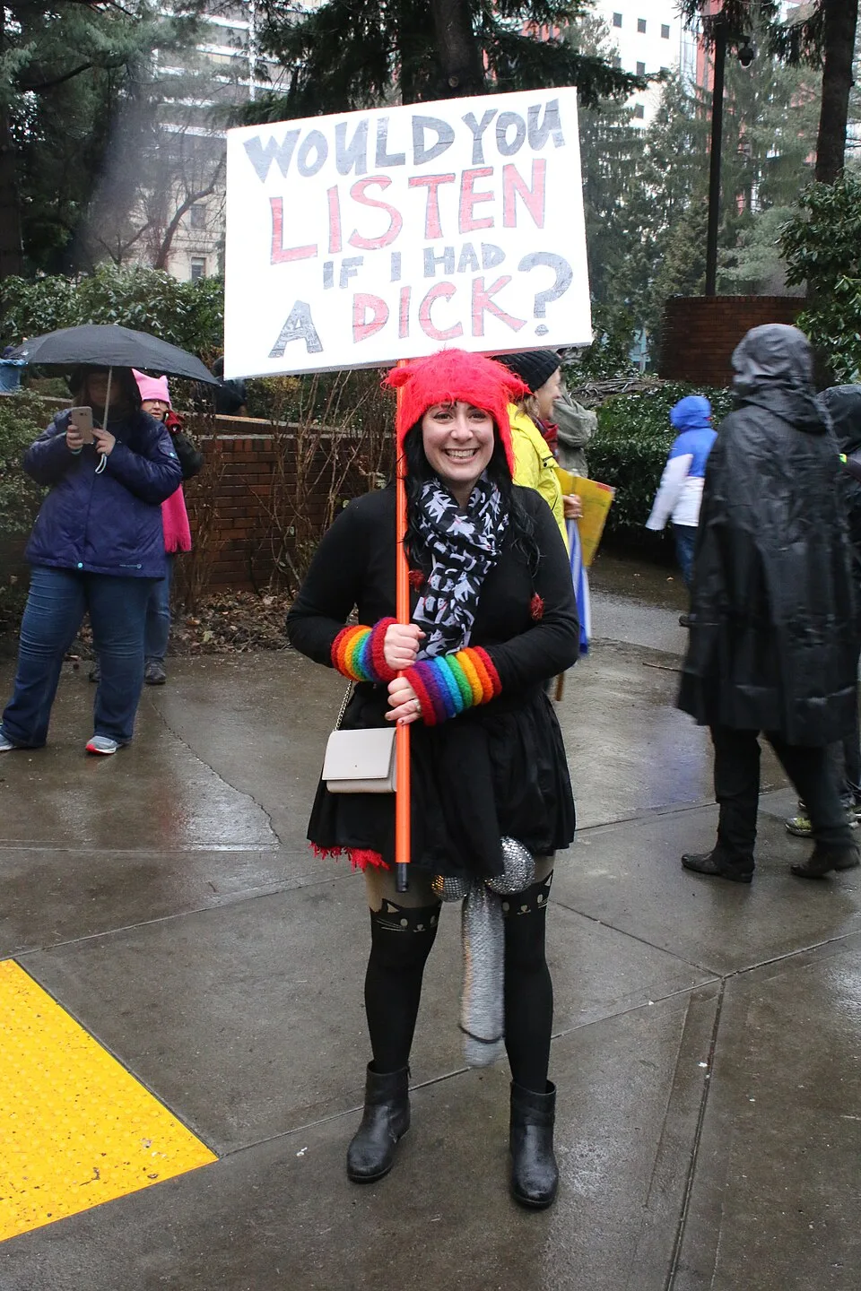 Pancarta con el texto «Would you listen if I had a dick?», fotografiada en Portland, Estados Unidos.