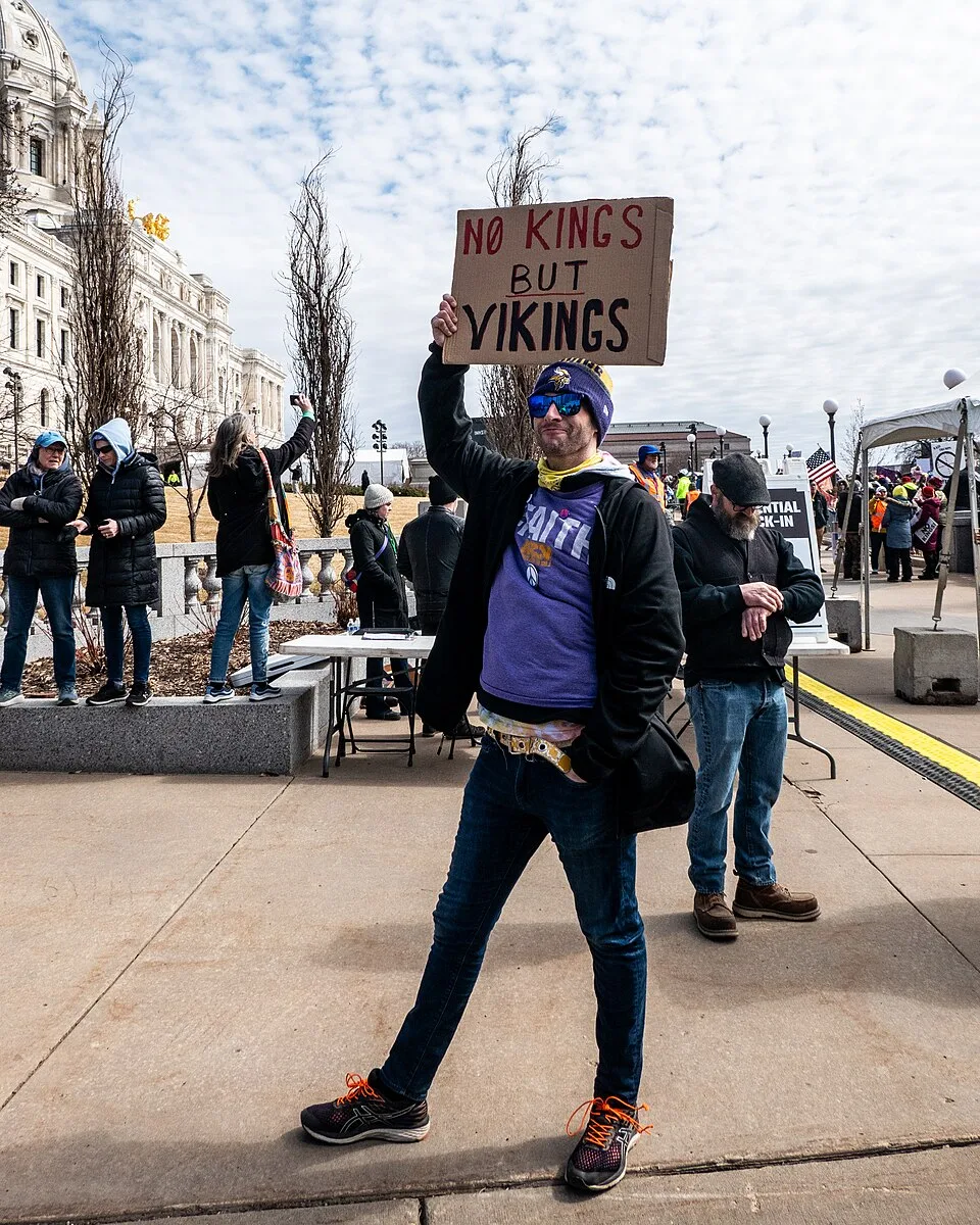 Pancarta con el texto «No kings, but Vikings», fotografiada en Saint Paul, Estados Unidos.