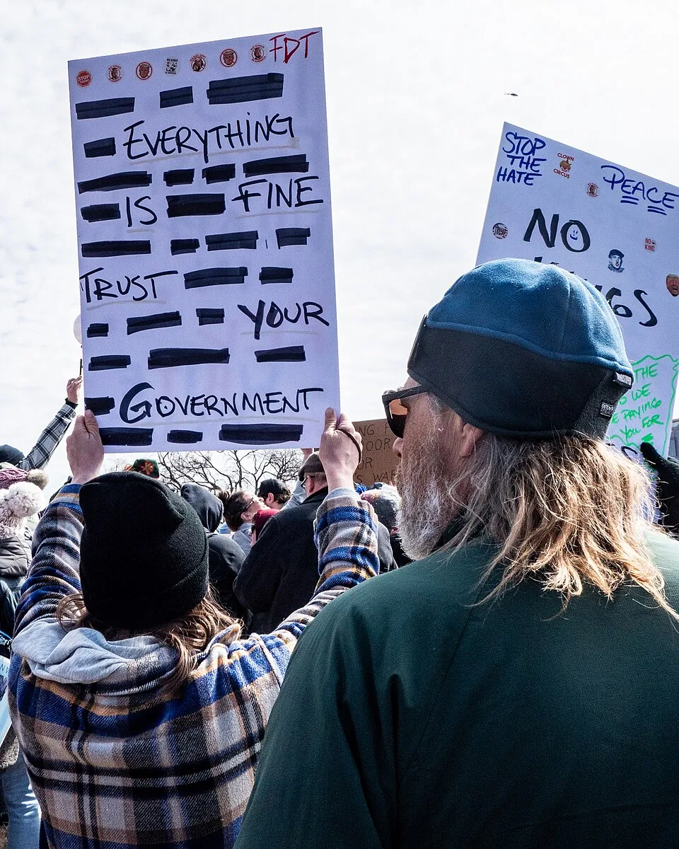 Pancarta con el texto «Everything is fine. Trust your government.», fotografiada en Saint Paul, Estados Unidos.