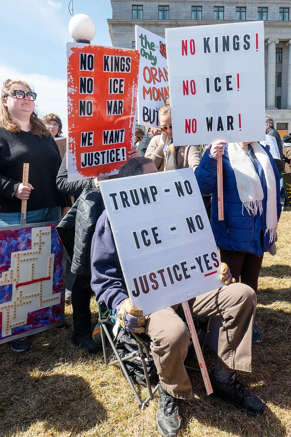 Pancarta con el texto «Trump — no. ICE — no. Justice — yes.», fotografiada en Saint Paul, Estados Unidos.