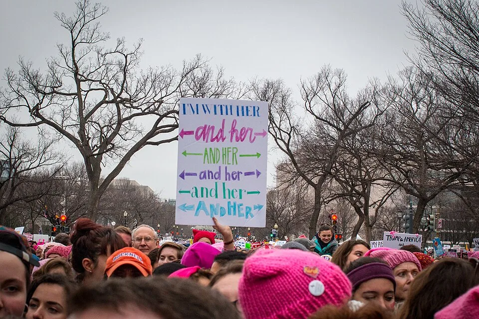 Pancarta con el texto «I'm with her, and her, and her, and her, and her, and her», fotografiada en Washington, Estados Unidos.