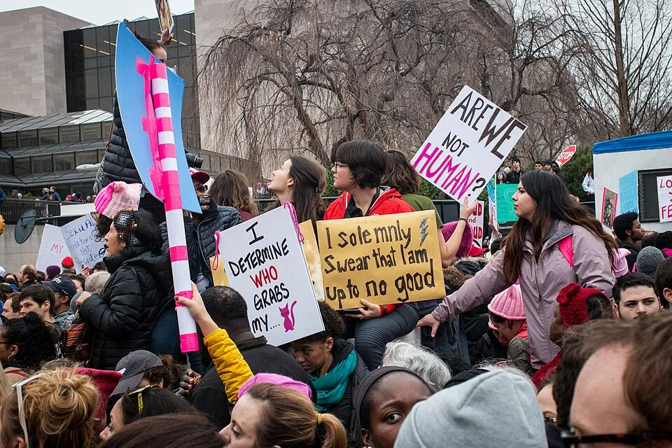 Pancarta con el texto «I solemnly swear that I am up to no good», fotografiada en Washington, Estados Unidos.