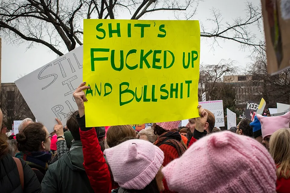 Pancarta con el texto «Shit's fucked up and bullshit», fotografiada en Washington, Estados Unidos.