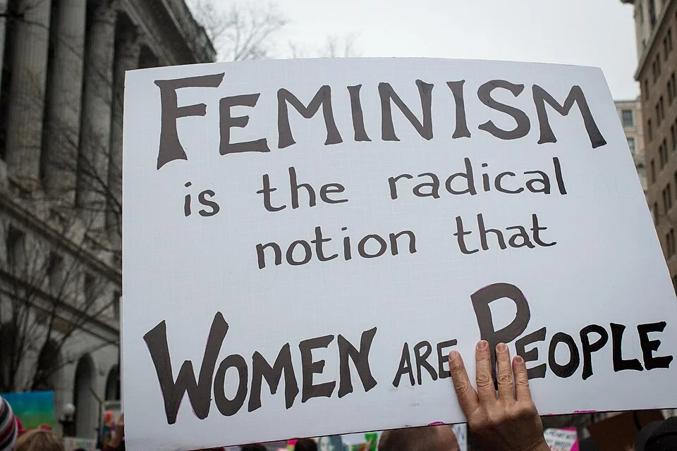 لافتة مظاهرة كُتب عليها «Feminism is the radical notion that women are people»، صُوّرت في Washington, الولايات المتحدة.