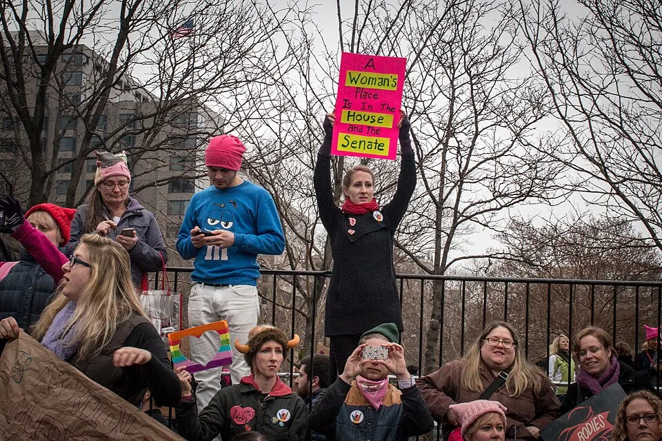 لافتة مظاهرة كُتب عليها «A woman's place is in the House and the Senate»، صُوّرت في Washington, الولايات المتحدة.