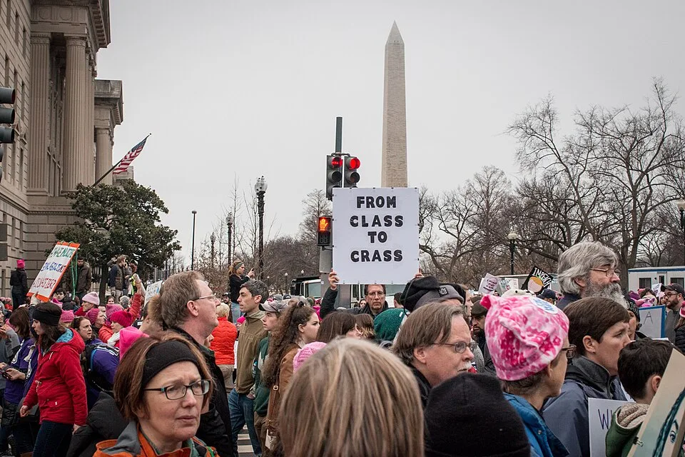 لافتة مظاهرة كُتب عليها «From class to crass»، صُوّرت في Washington, الولايات المتحدة.