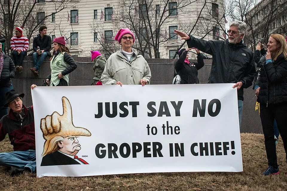 لافتة مظاهرة كُتب عليها «Just say no to the groper in chief!»، صُوّرت في Washington, الولايات المتحدة.