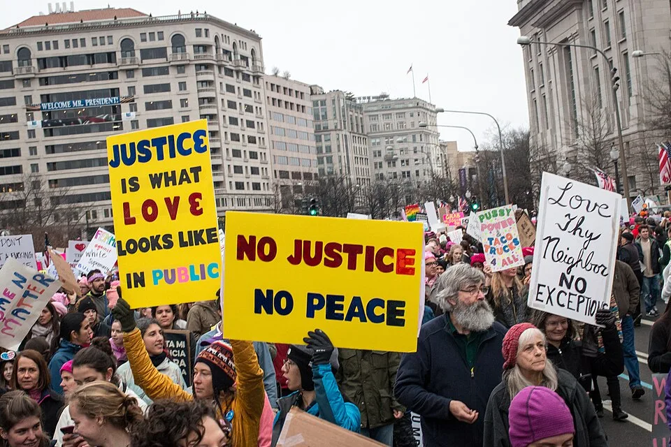 لافتة مظاهرة كُتب عليها «Justice is what love looks like in public»، صُوّرت في Washington, الولايات المتحدة.