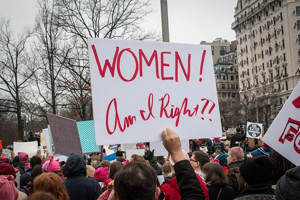 لافتة مظاهرة كُتب عليها «Women! Am I right??»، صُوّرت في Washington, الولايات المتحدة.