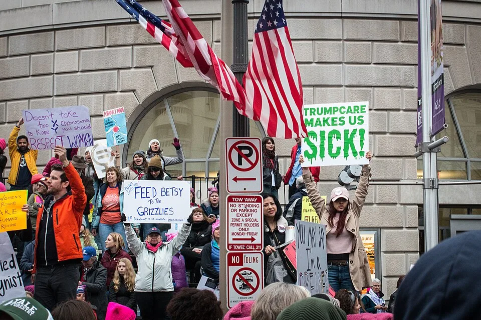 لافتة مظاهرة كُتب عليها «Feed Betsy to the grizzlies»، صُوّرت في Washington, الولايات المتحدة.