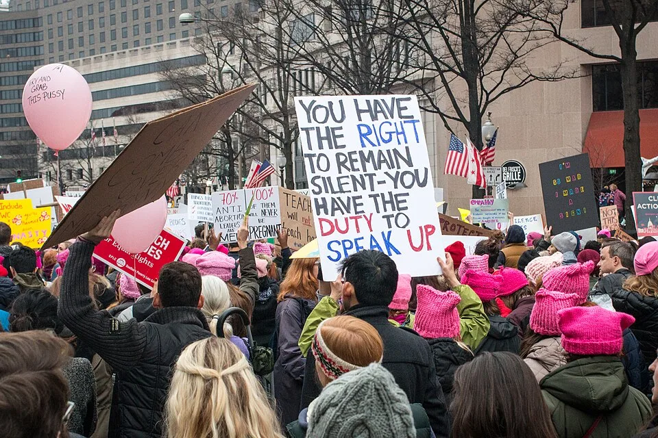 لافتة مظاهرة كُتب عليها «You have the right to remain silent. You have the duty to speak up»، صُوّرت في Washington, الولايات المتحدة.