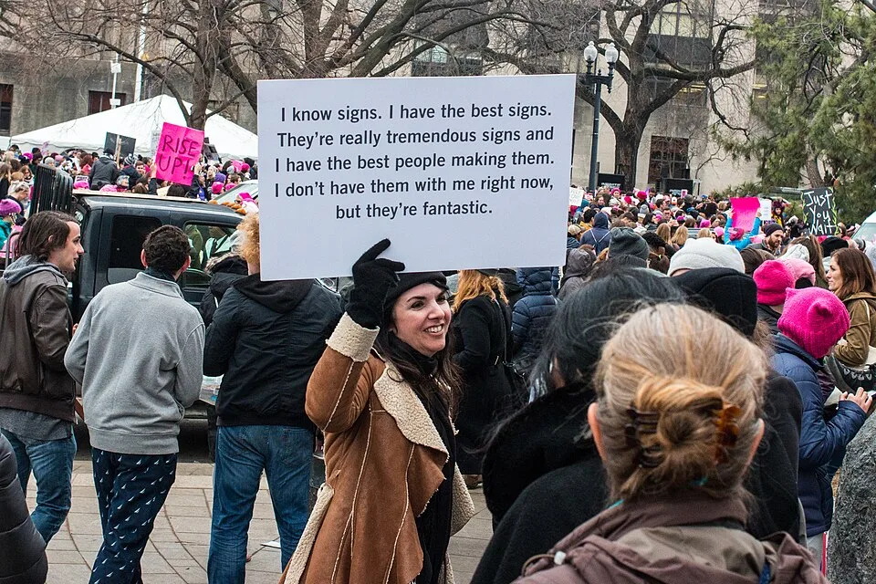لافتة مظاهرة كُتب عليها «I know signs. I have the best signs. They're really tremendous signs and I have the best people making them. I don't have them with me right now, but they're fantastic.»، صُوّرت في Washington, الولايات المتحدة.