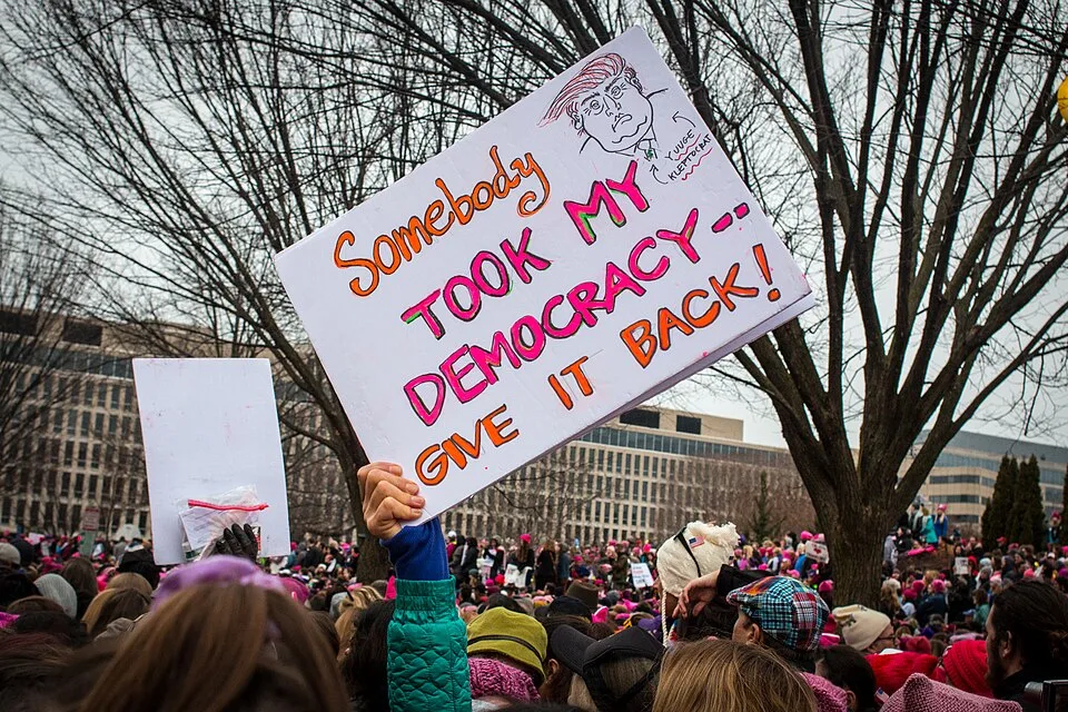 لافتة مظاهرة كُتب عليها «Somebody took my democracy — give it back!»، صُوّرت في Washington, الولايات المتحدة.