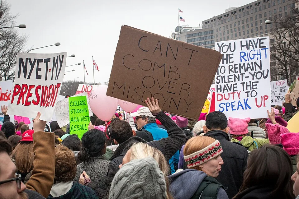 لافتة مظاهرة كُتب عليها «Can't comb over misogyny»، صُوّرت في Washington, الولايات المتحدة.
