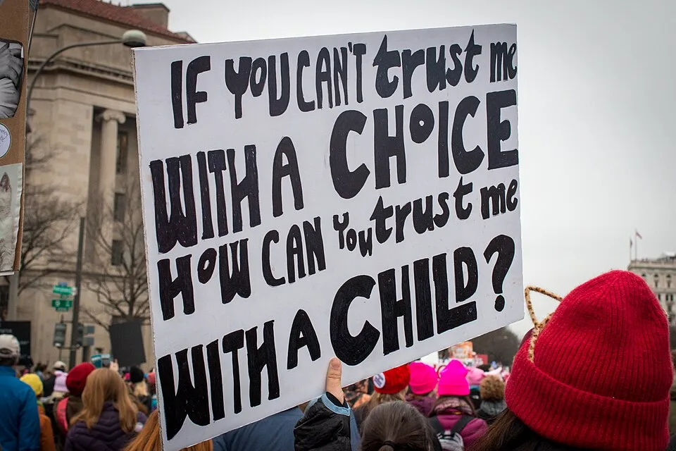 لافتة مظاهرة كُتب عليها «If you can't trust me with a choice, how can you trust me with a child?»، صُوّرت في Washington, الولايات المتحدة.