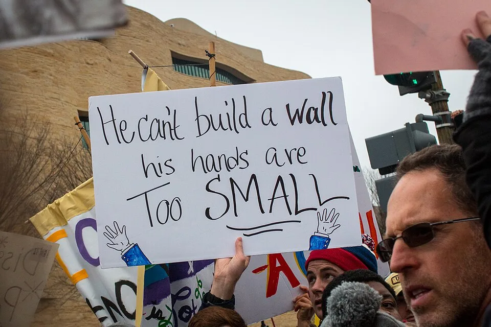 لافتة مظاهرة كُتب عليها «He can't build a wall, his hands are too small»، صُوّرت في Washington, الولايات المتحدة.