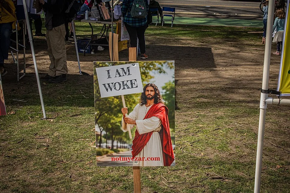لافتة مظاهرة كُتب عليها «I am woke»، صُوّرت في Portland, الولايات المتحدة.