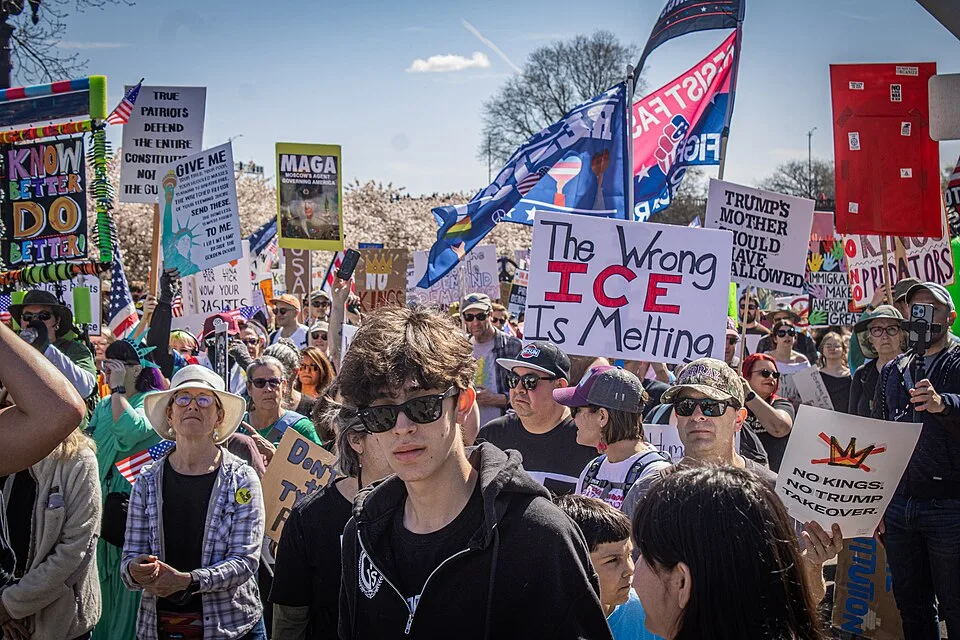 لافتة مظاهرة كُتب عليها «The wrong ICE is melting»، صُوّرت في Portland, الولايات المتحدة.