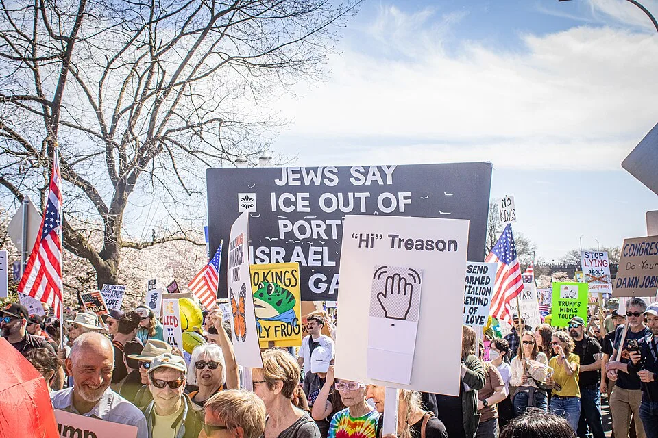 Protestbord met de tekst ‘Hi Treason’, gefotografeerd in Portland, Verenigde Staten.