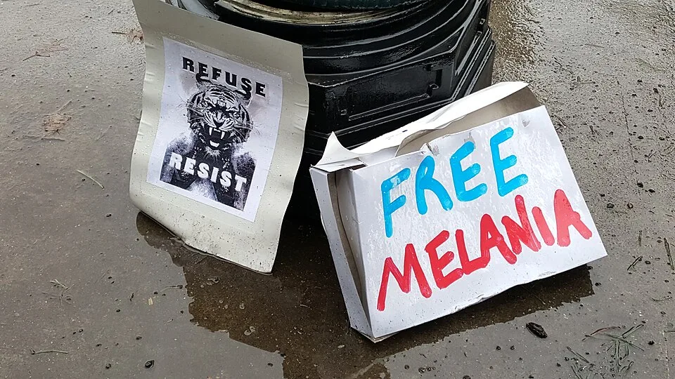 Protestbord met de tekst ‘Free Melania’, gefotografeerd in Portland, Verenigde Staten.