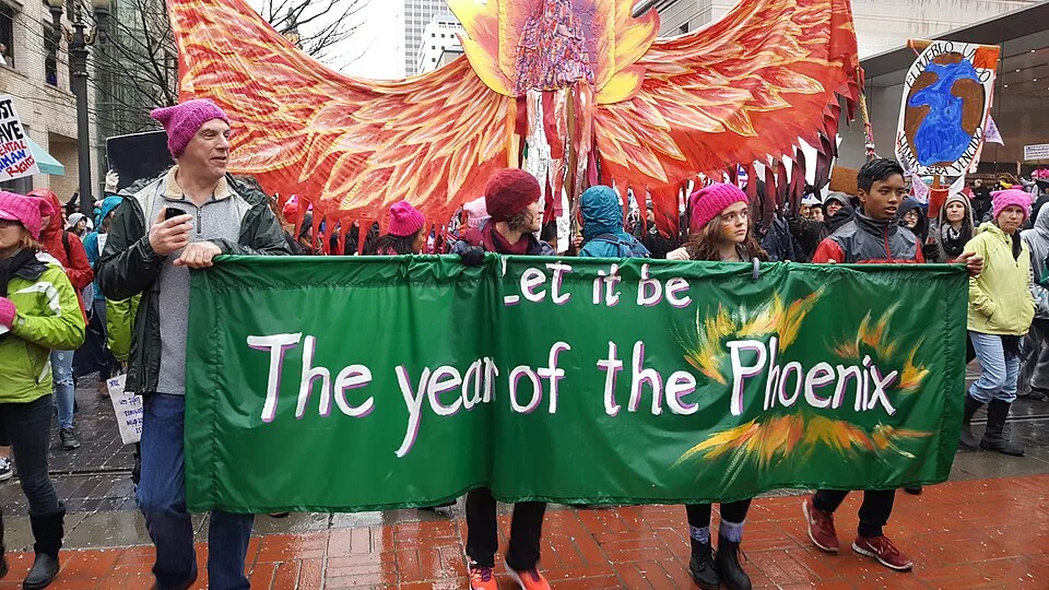 Protestbord met de tekst ‘Let it be the year of the Phoenix’, gefotografeerd in Portland, Verenigde Staten.