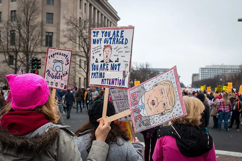 Protestbord met de tekst ‘If you are not outraged, you are not paying attention’, gefotografeerd in Washington, Verenigde Staten.