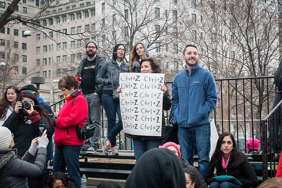 Protestbord met de tekst ‘Ctrl+Z Ctrl+Z Ctrl+Z Ctrl+Z Ctrl+Z Ctrl+Z Ctrl+Z Ctrl+Z’, gefotografeerd in Washington, Verenigde Staten.