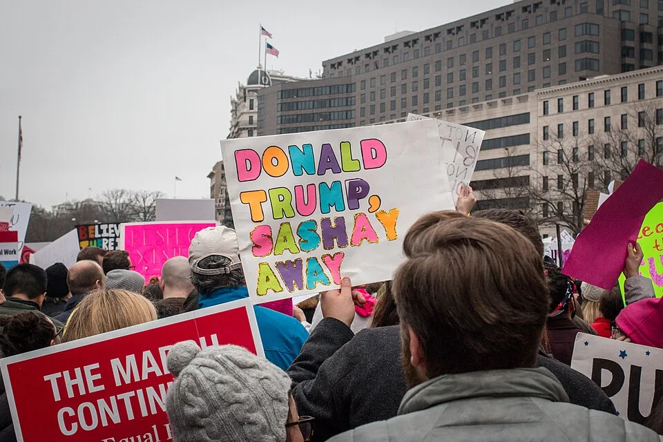 Protestbord met de tekst ‘Donald Trump, sashay away’, gefotografeerd in Washington, Verenigde Staten.