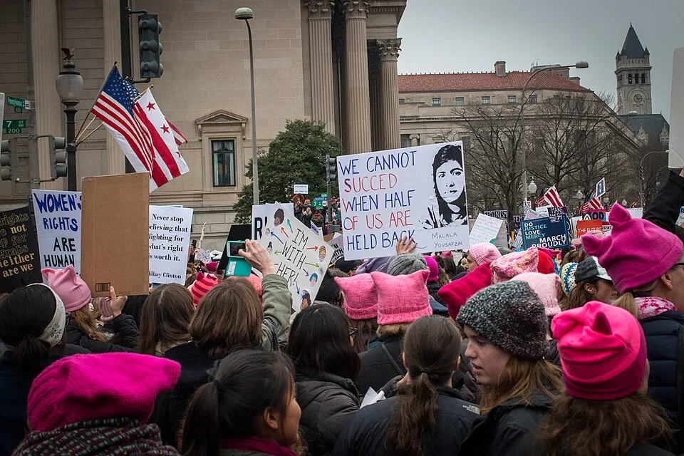 Protestbord met de tekst ‘We cannot succeed when half of us are held back’, gefotografeerd in Washington, Verenigde Staten.
