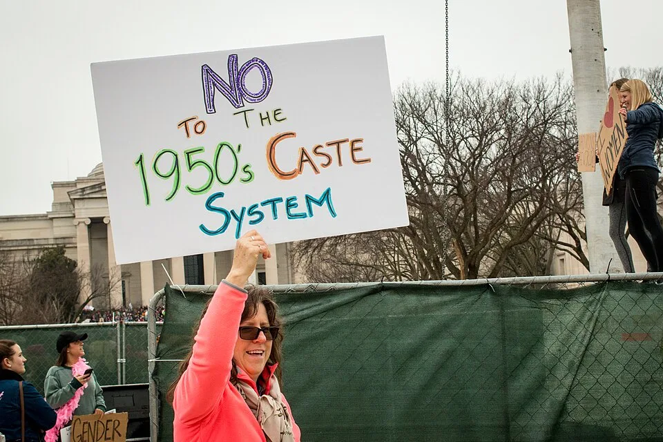 Protestbord met de tekst ‘No to the 1950s caste system’, gefotografeerd in Washington, Verenigde Staten.