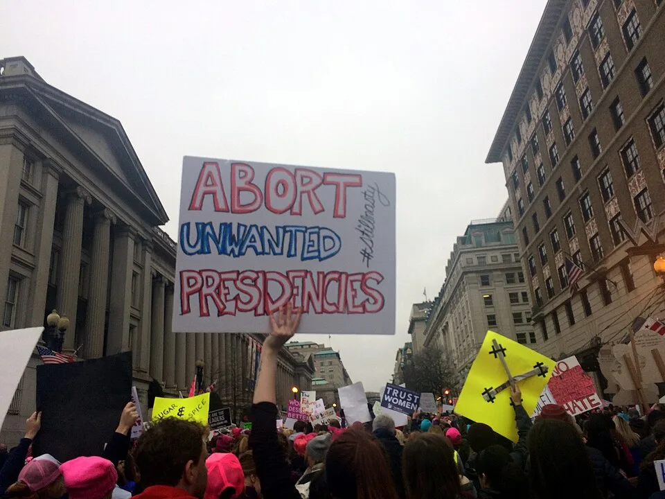 Protestbord met de tekst ‘Abort unwanted presidencies’, gefotografeerd in Washington, Verenigde Staten.
