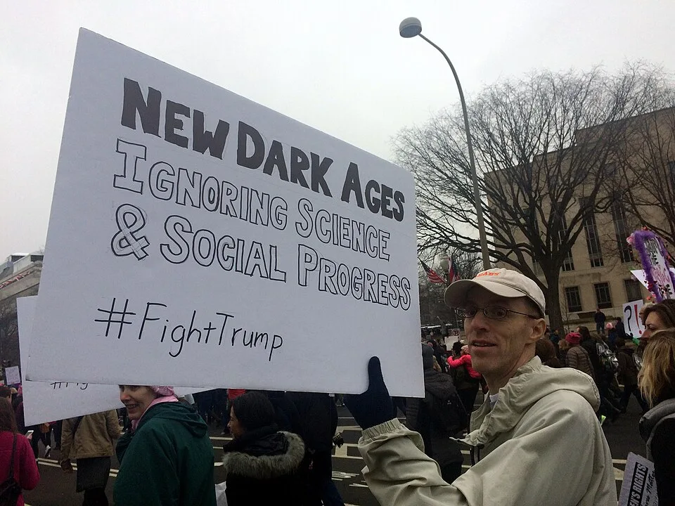Protestbord met de tekst ‘New dark ages: ignoring science & social progress’, gefotografeerd in Washington, Verenigde Staten.
