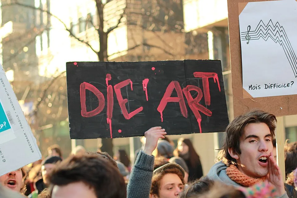 Protest sign reading “Die'Art”, photographed in Bruxelles, Belgium.