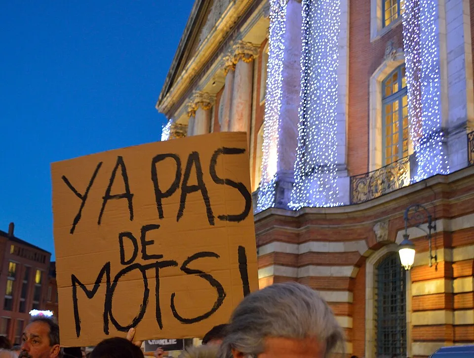 Protest sign reading “Y a pas de mots !”