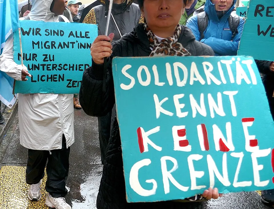 Protest sign reading “Solidarität kennt keine Grenze”, photographed in Bern, Switzerland.