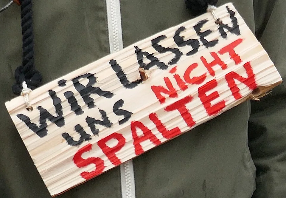 Protest sign reading “Wir lassen uns nicht spalten”, photographed in Bern, Switzerland.