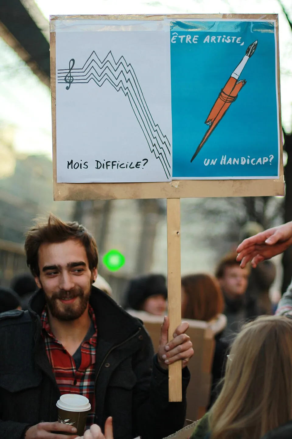 Protest sign reading “Mois difficile ? Être artiste, un handicap ?”, photographed in Bruxelles, Belgium.