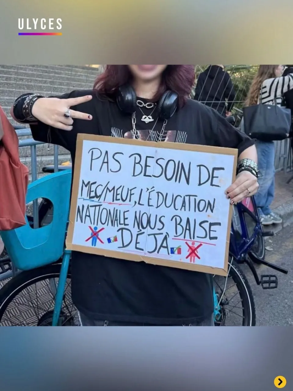 Protest sign reading “Pas besoin de mec/meuf, l'éducation nationale nous baise déjà” at “Manifestations des lycéens en France” in France.