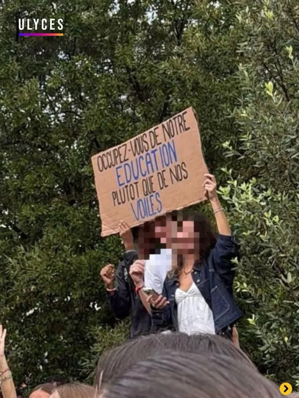 Protest sign reading “Occupez-vous de notre éducation, plutôt que de nos voiles” at “Manifestations des lycéens en France” in France.