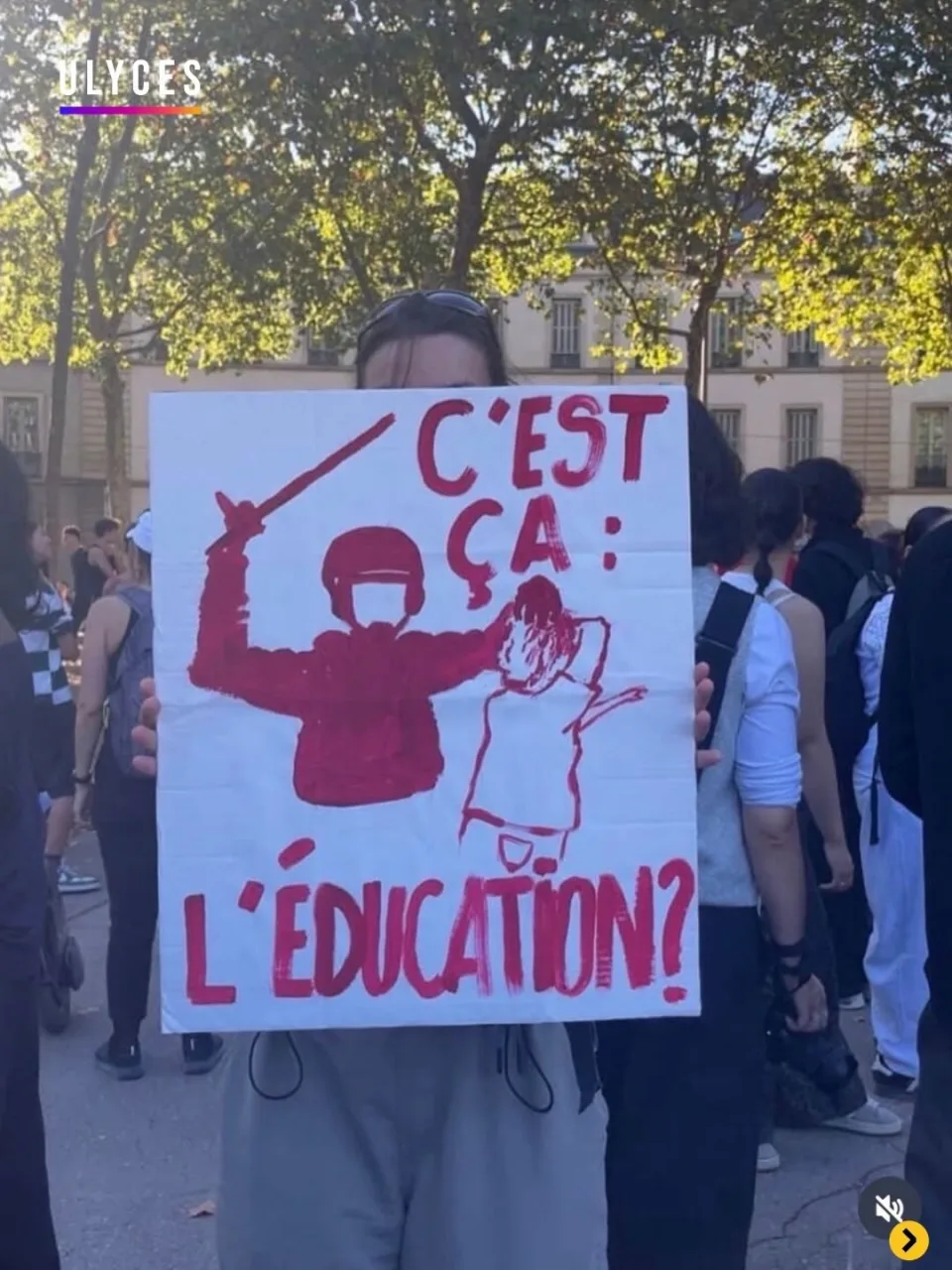 Protest sign reading “C'est ça : l'éducation ?” at “Manifestations des lycéens en France” in France.