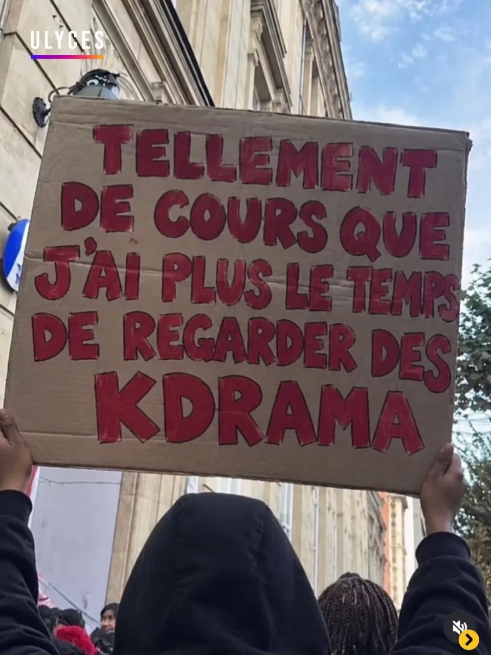 Protest sign reading “Tellement de cours que j'ai plus le temps de regarder des KDRAMA” at “Manifestations des lycéens en France” in France.