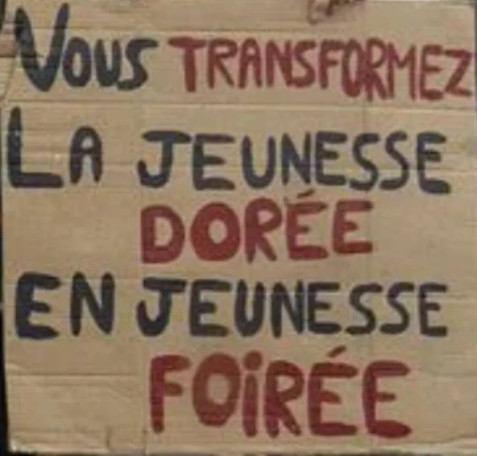Protest sign reading “Vous transformez la jeunesse dorée en jeunesse foirée.”, photographed in France.